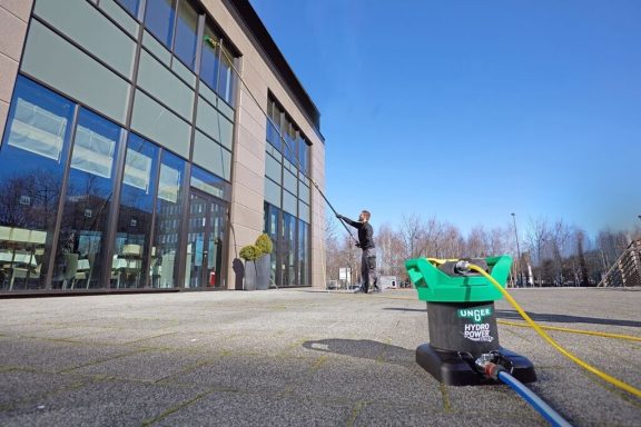 Hohe Fenster reinigen mit Reinwasser Reinigung einer hohen Glasfront mit Reinwassertechnik im Oberland, Peißenberg, Weilheim, Penzberg, Murnau und Garmisch.